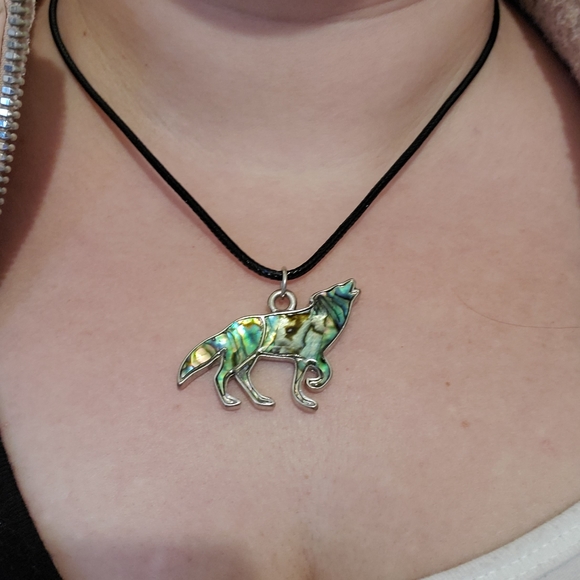 Abalone Shell Howling Coyote pendant necklace - Picture 5 of 5